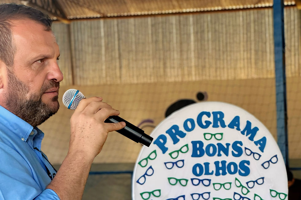 Rogério Carboni apresenta o programa Bons Olhos Paraná, iniciativa que oferece consultas oftalmológicas e óculos gratuitos para estudantes da rede pública.