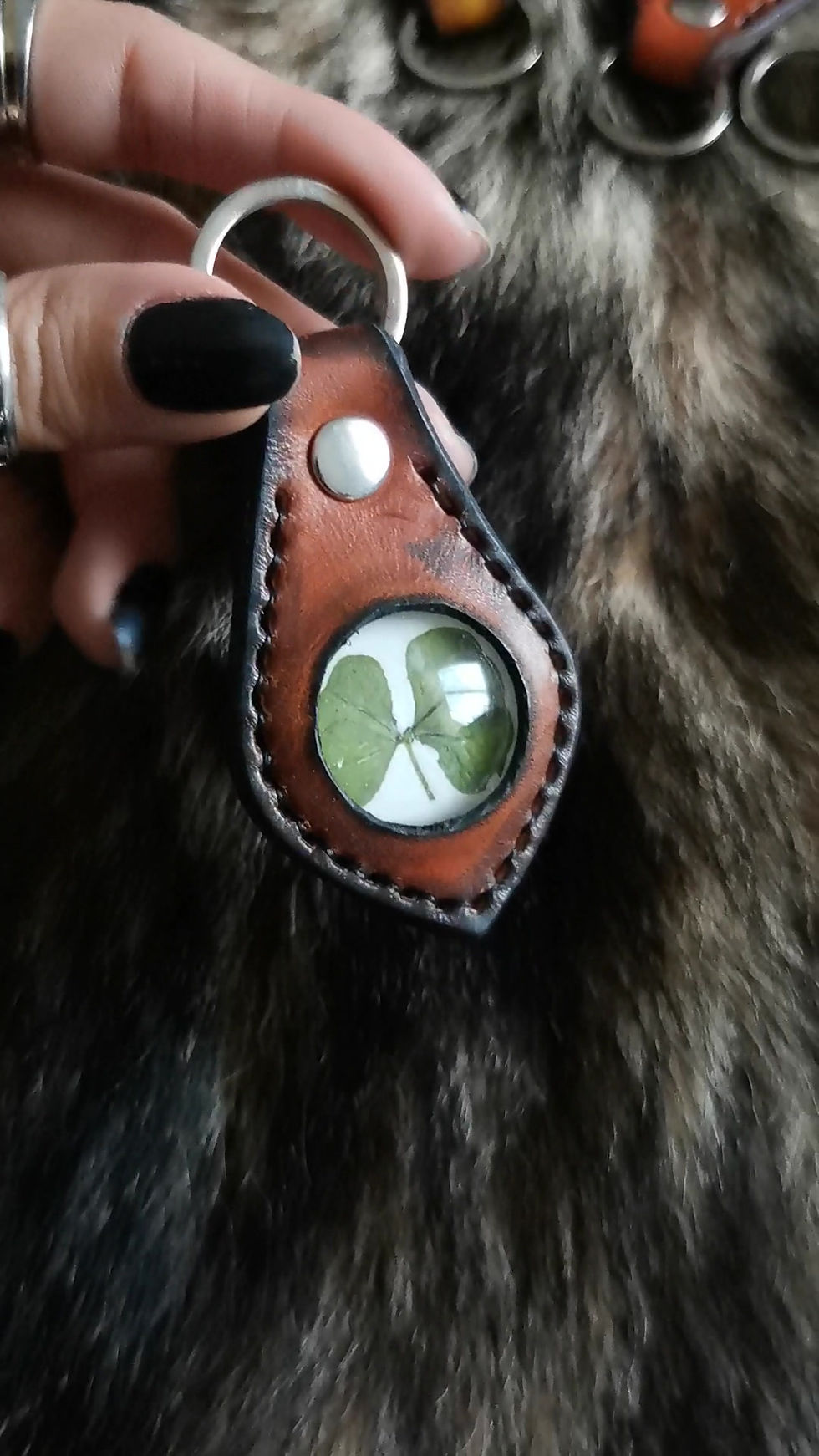 Miniature : Porte clé "Luck" en cuir avec trèfle à quatre feuilles vidéo