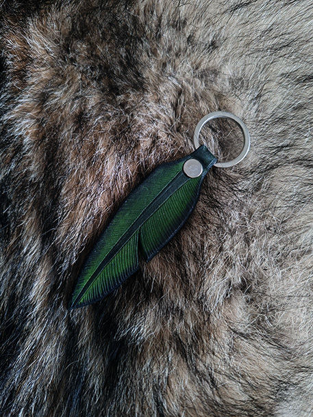 Miniature : porte clé en cuir plume vert