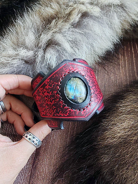 Thumbnail: Bracelet Labra en cuir rouge et noir