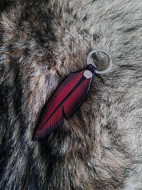 Miniature : porte clé en cuir plume rouge