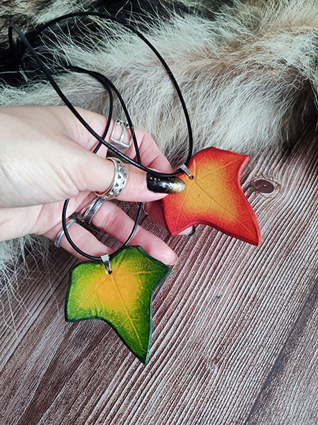 Miniature : pendentif feuille de lière en cuir Dryade