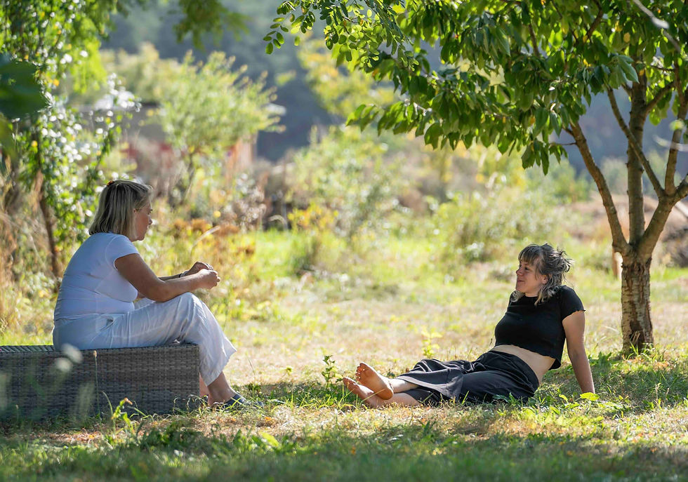 2Frauen im Garten im Gespraech.jpeg