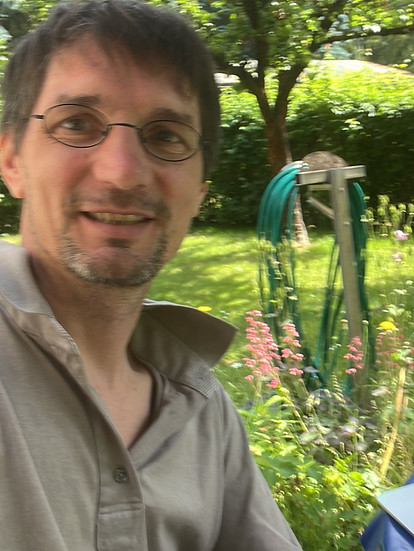 Autor schreibt im garten am Laptop_edited.jpg
