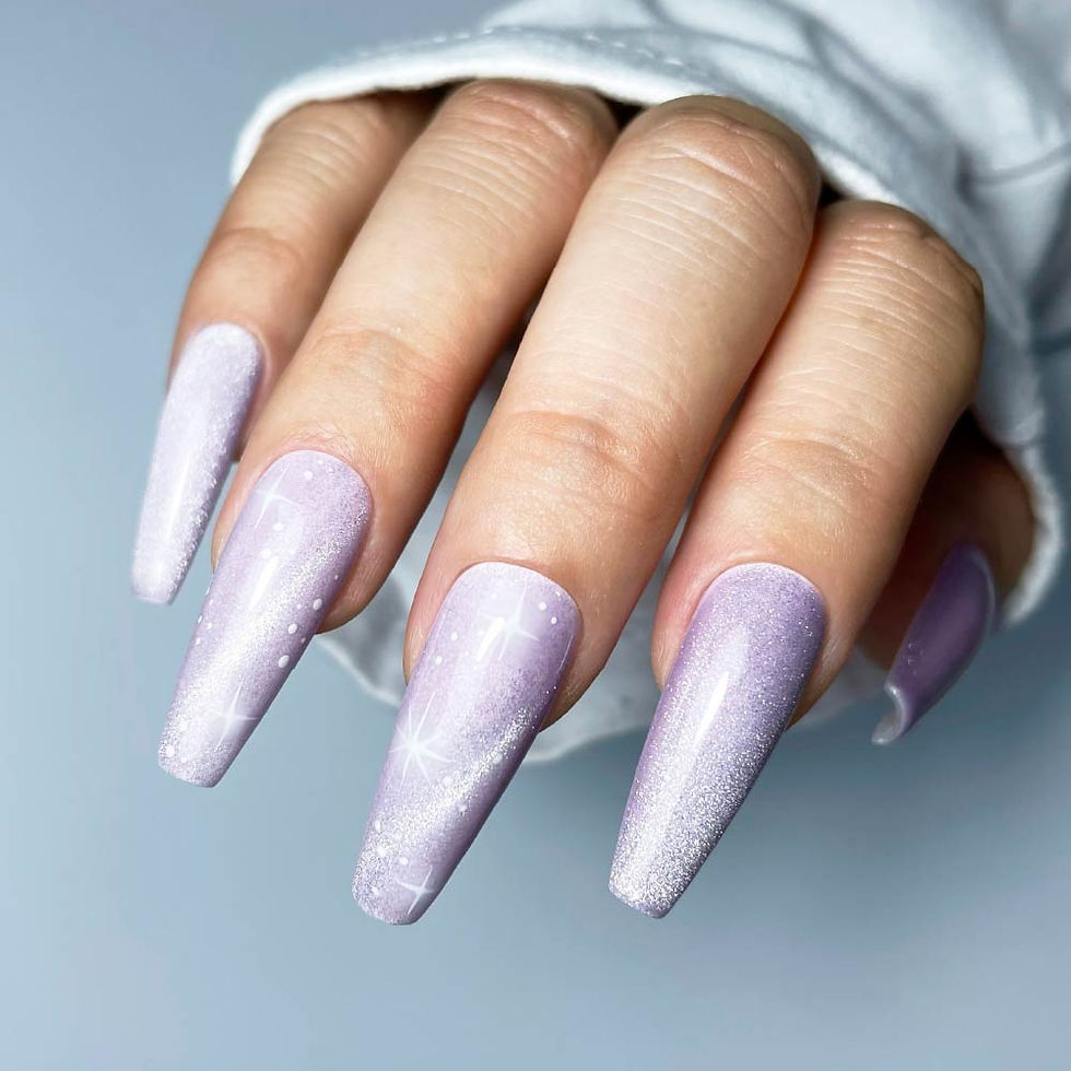 Unhas compridas e elegantes com esmalte lilás cintilante.