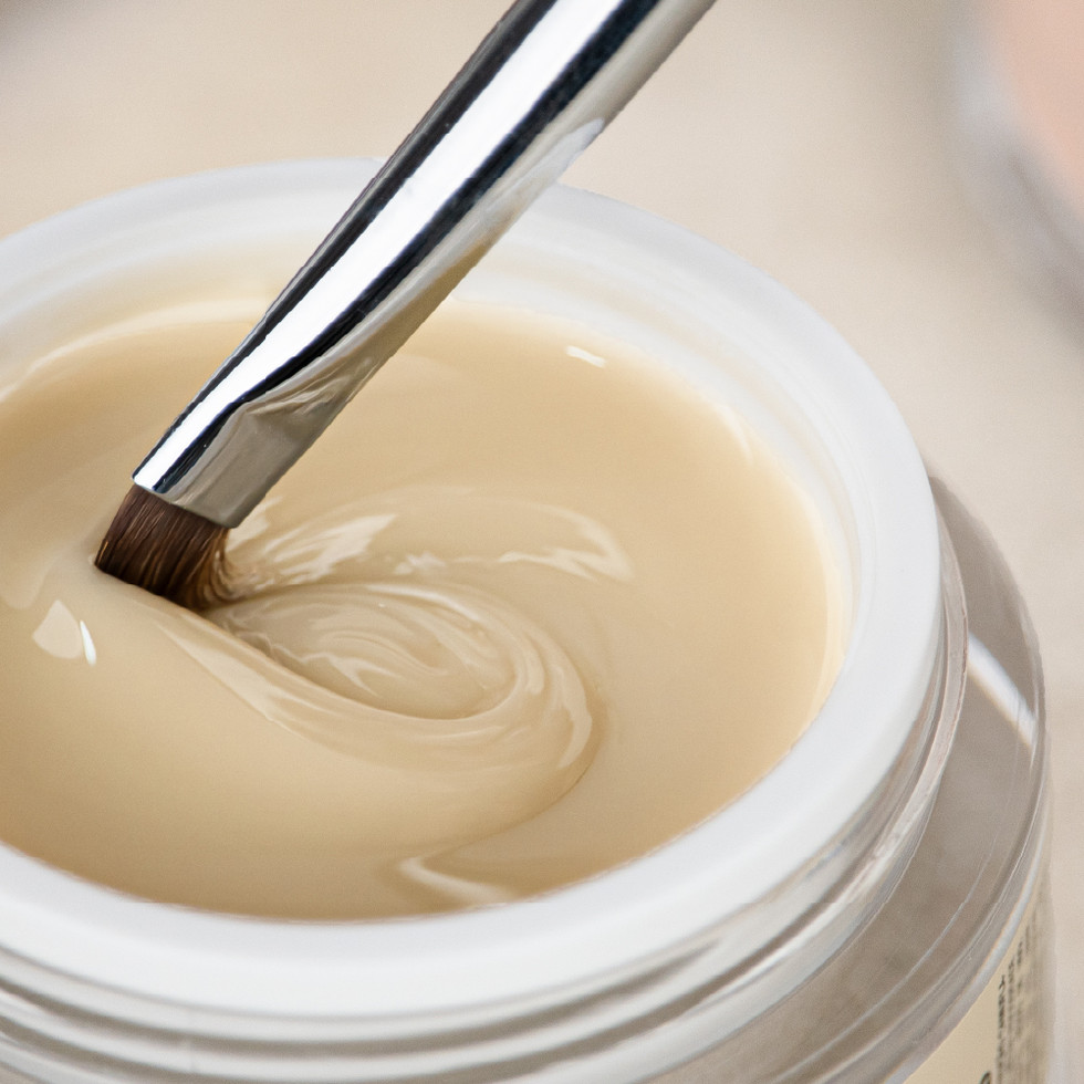 Gel translúcido em pote com pincel