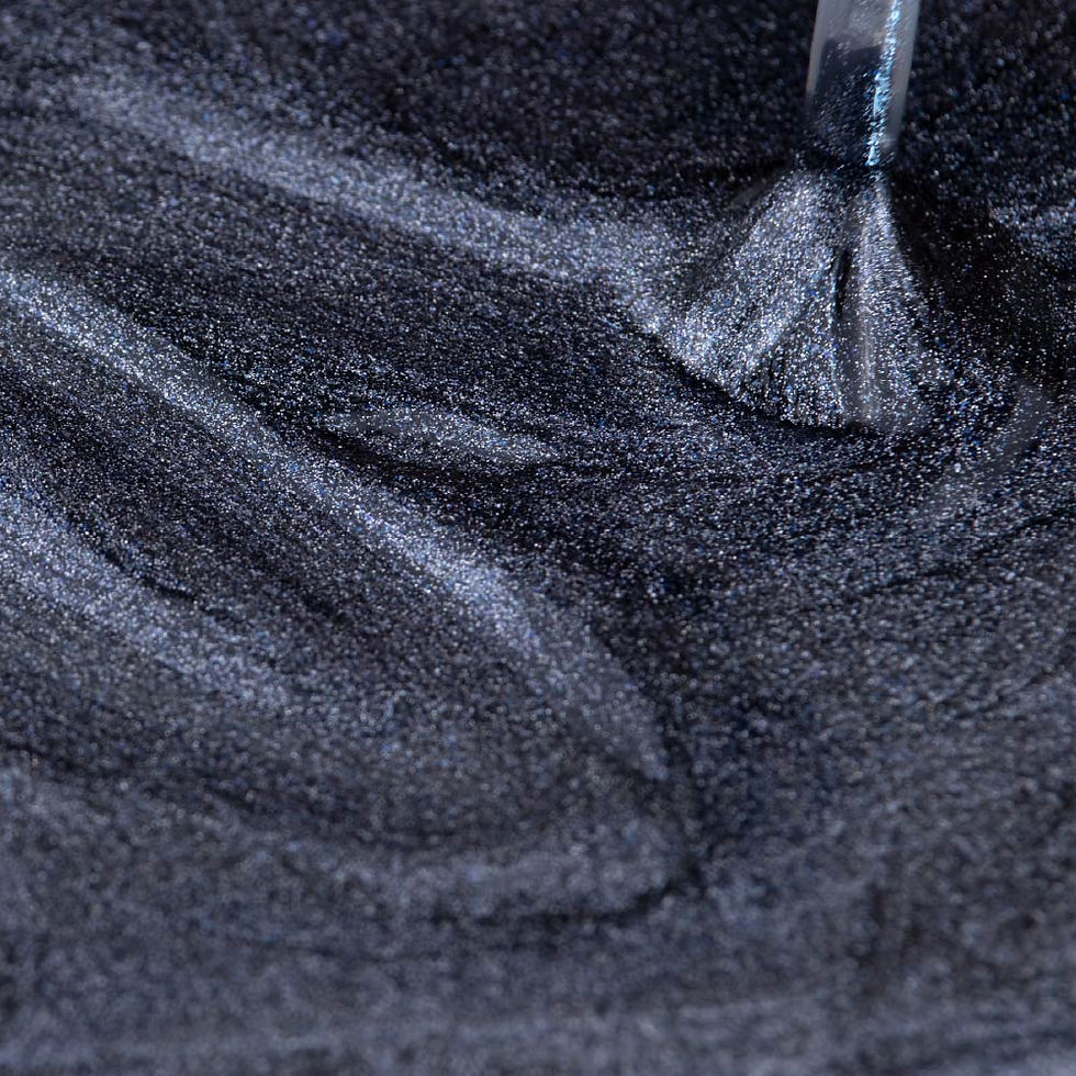 Pincel aplicando pigmento cinza brilhante