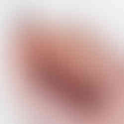 Unhas com esmalte vermelho-escuro e efeito olho de gato.