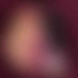 Mãos com unhas rosa e esmalte Enogas Flores Natura