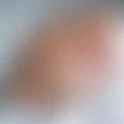 Unhas com detalhes dourados e tons rosa suaves