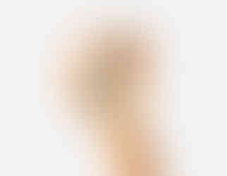 Unhas com esmalte azul claro