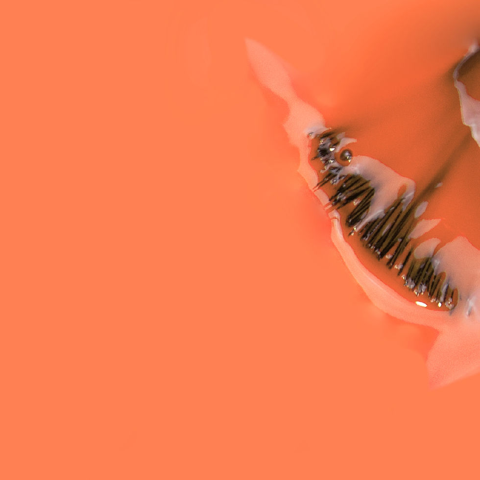 Pincel em esmalte laranja: produto de beleza