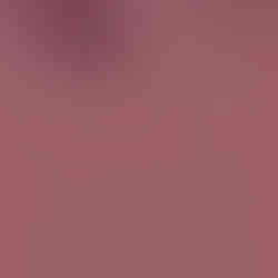 Pincel misturando esmalte marrom-avermelhado