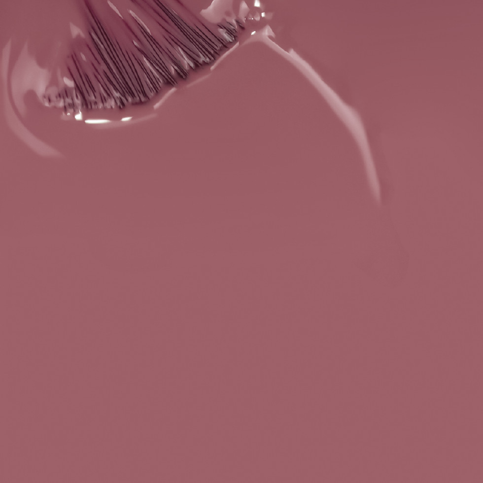 Pincel misturando esmalte marrom-avermelhado