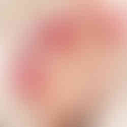 Unhas com esmalte vermelho e decoração delicada