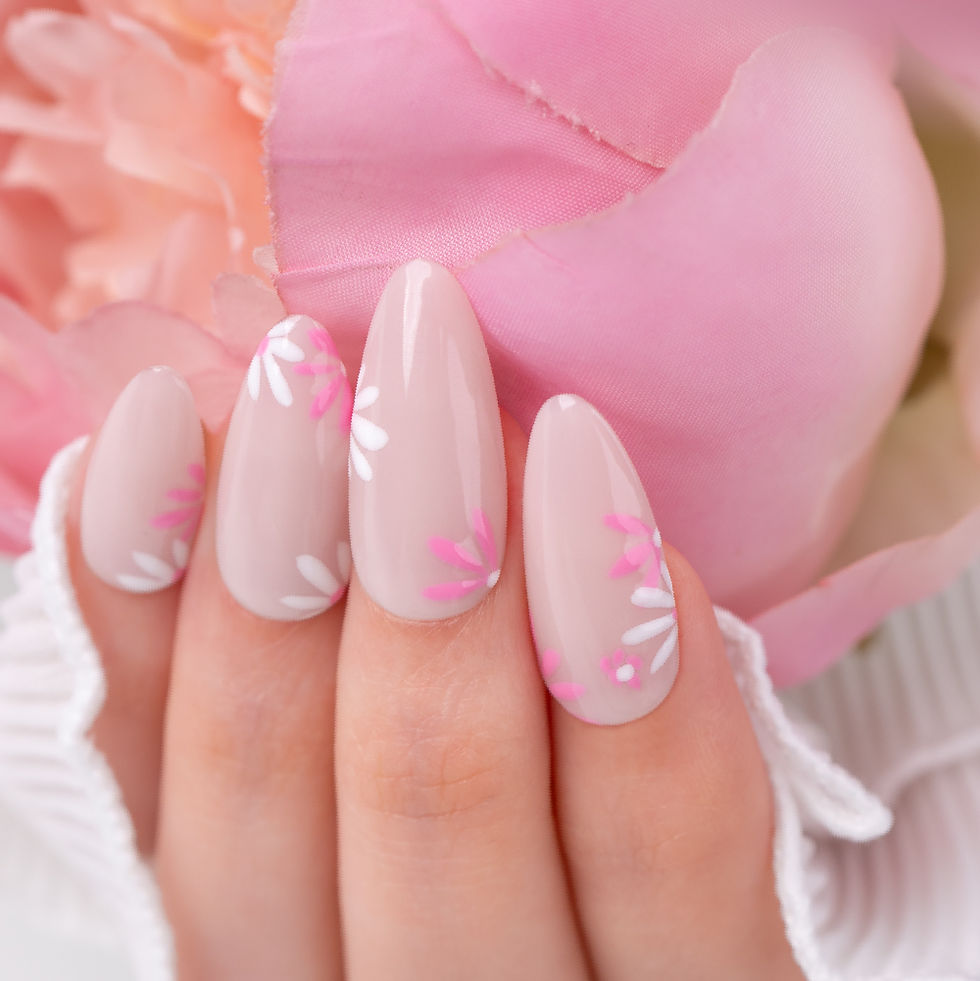 Unhas com decoração floral delicada