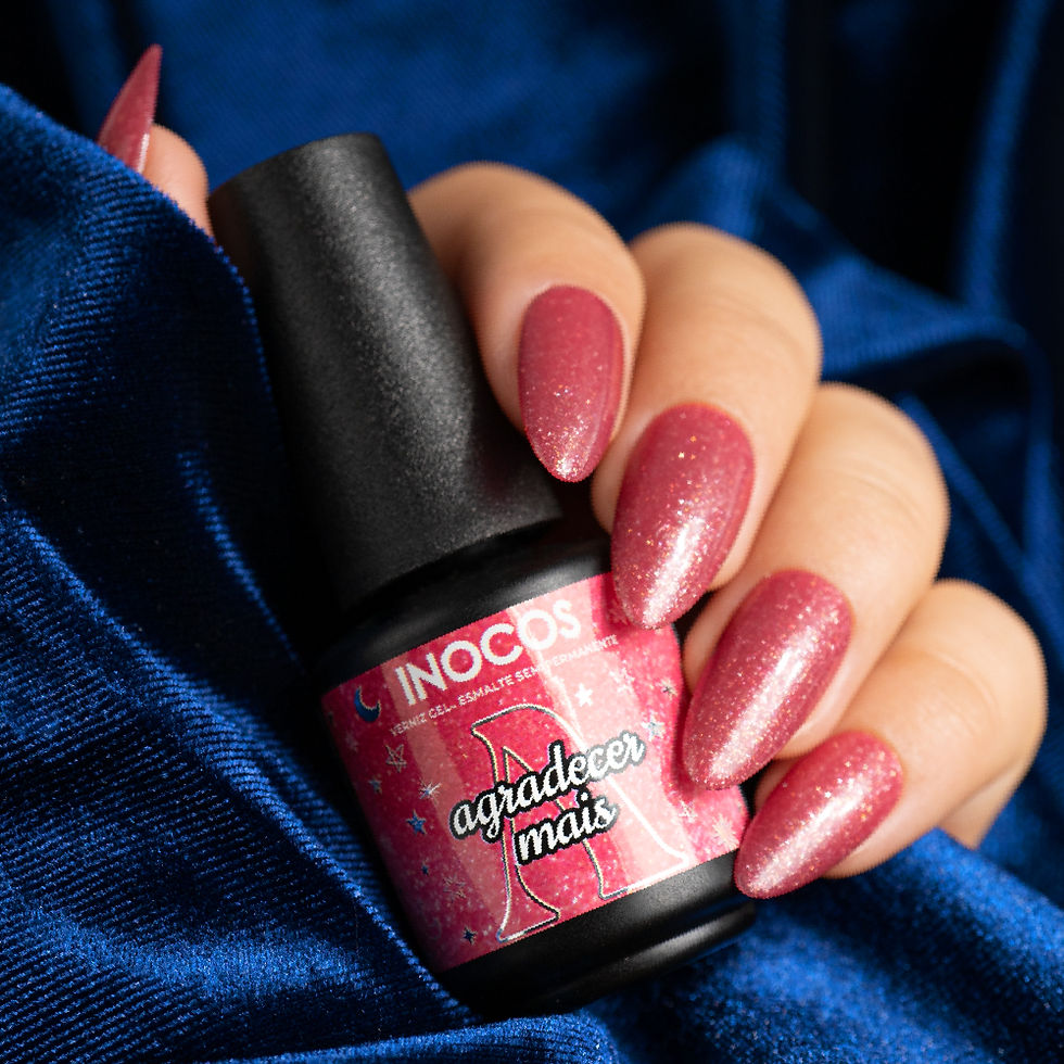 Unhas com esmalte rosa glitter Inocos Magia Ouro