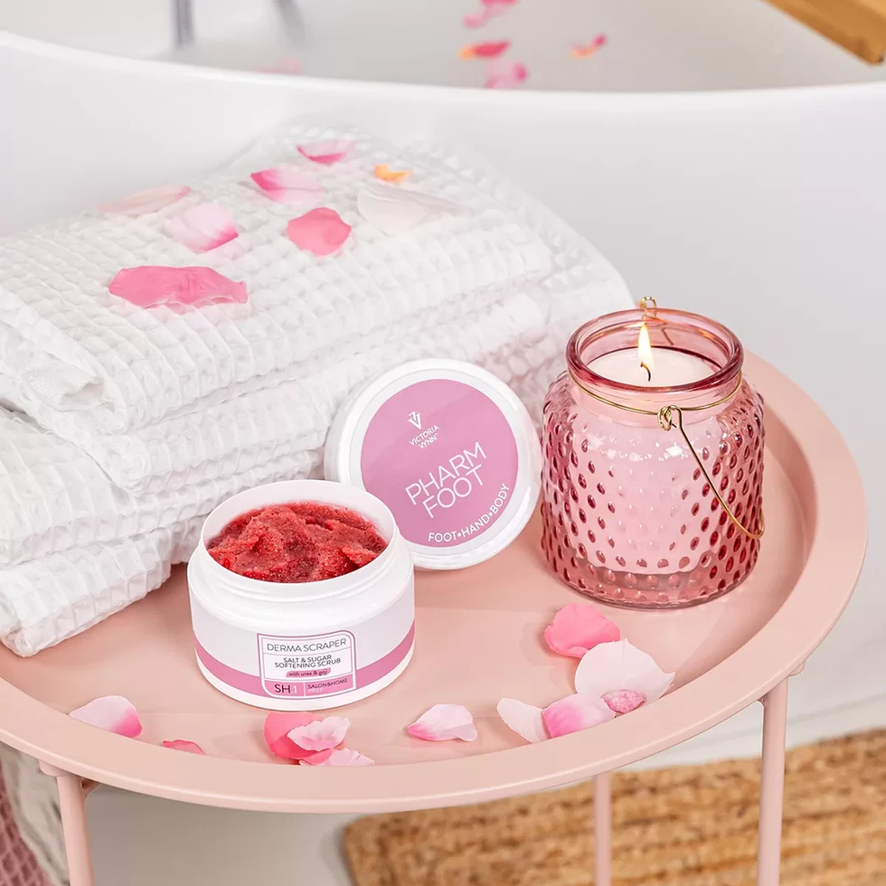 Esfoliante Pharm Foot Victoria Vynn, vela e toalhas rosas