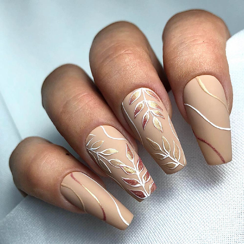 Unhas compridas com design de folhas