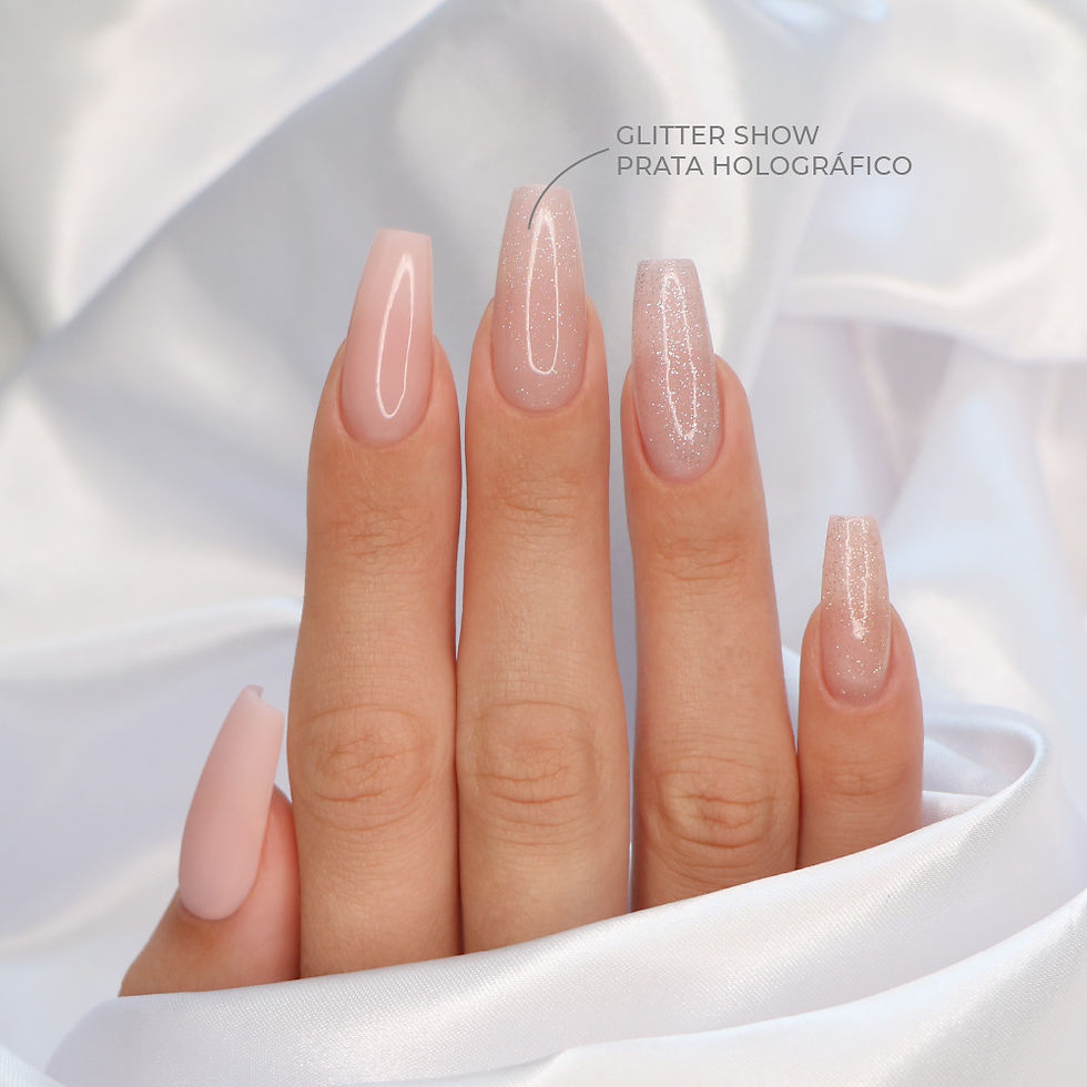 Unhas com verniz rosa claro, elegantes e sofisticadas
