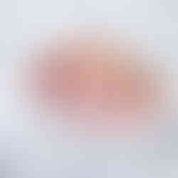 Unhas rosas delicadas com detalhe dourado.