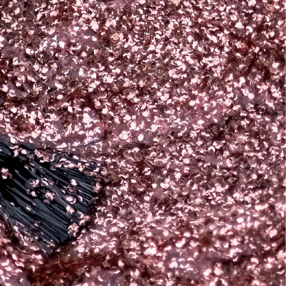 Pincel aplicador em esmalte marrom com glitter