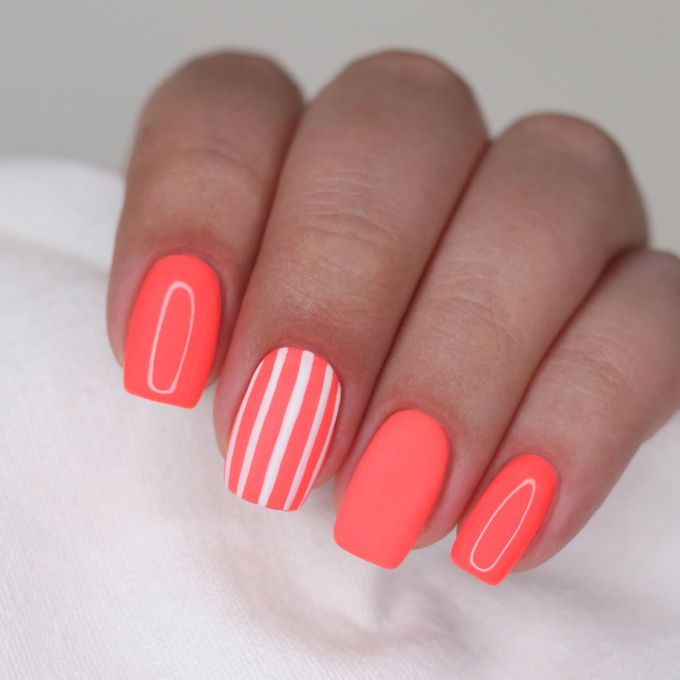 Unhas cor coral com listras brancas