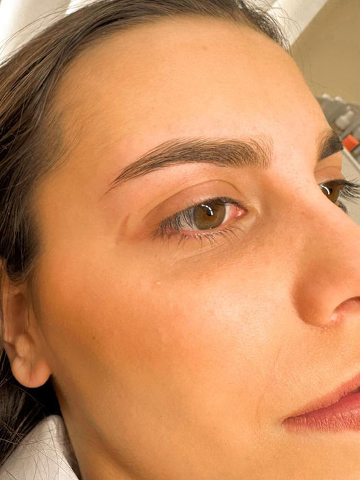 Sobrancelha bem definida de mulher