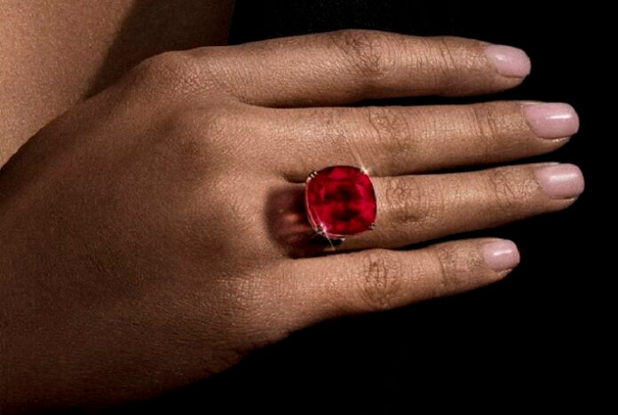 The Estrella de Fura 55.22ct Ruby 18k Ring Size S