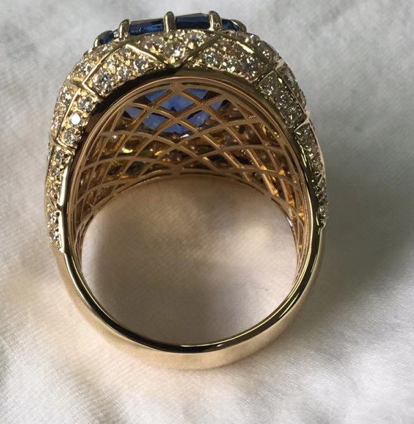 Thumbnail: 18k Ring of spectacular visual Presence with a 29.75ct Sapphire