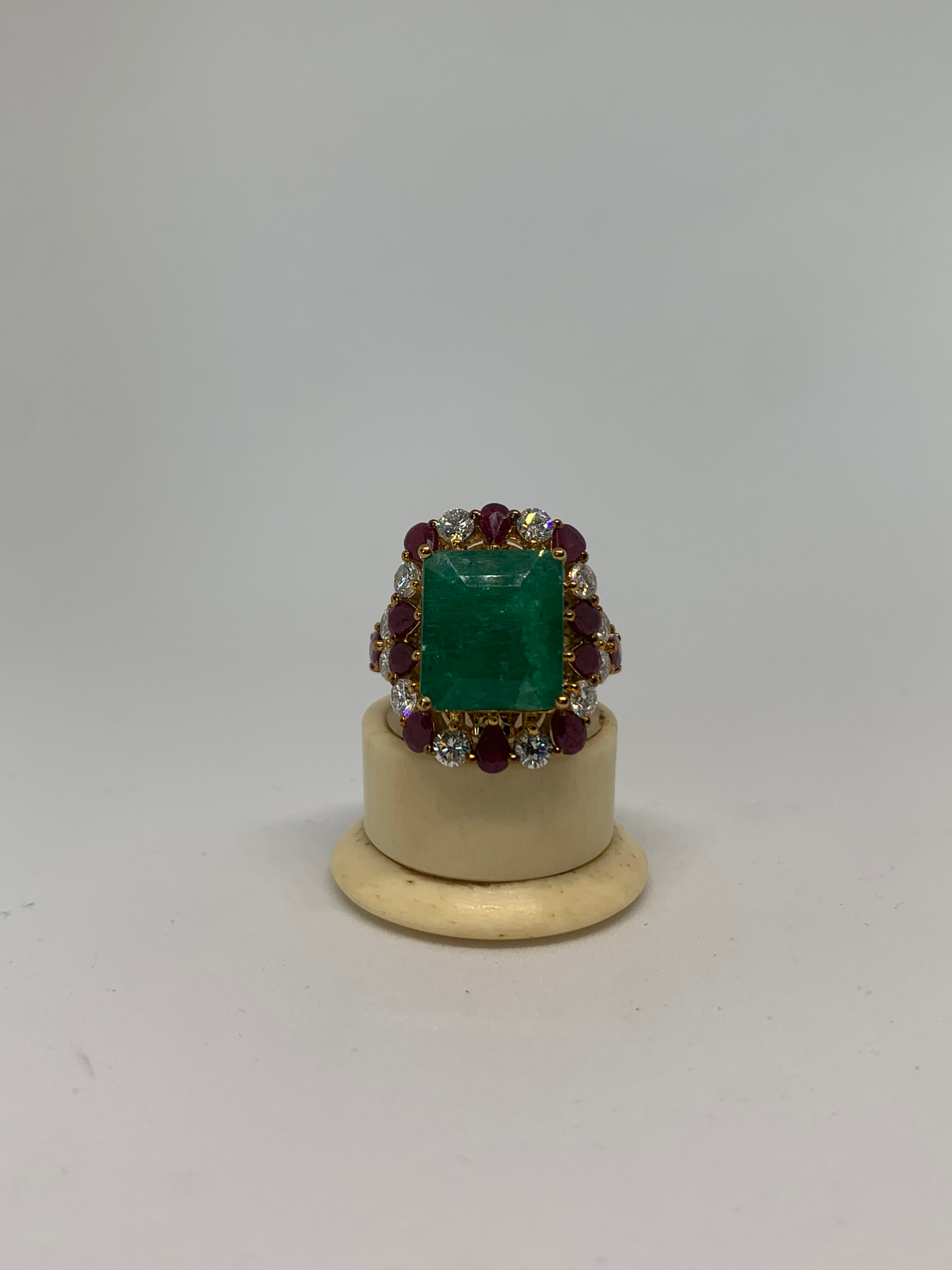 10ct Columbian Emerald CUT EMERALD WITH RUBIES AND DIAMONDS IN 9k Gold, Size M