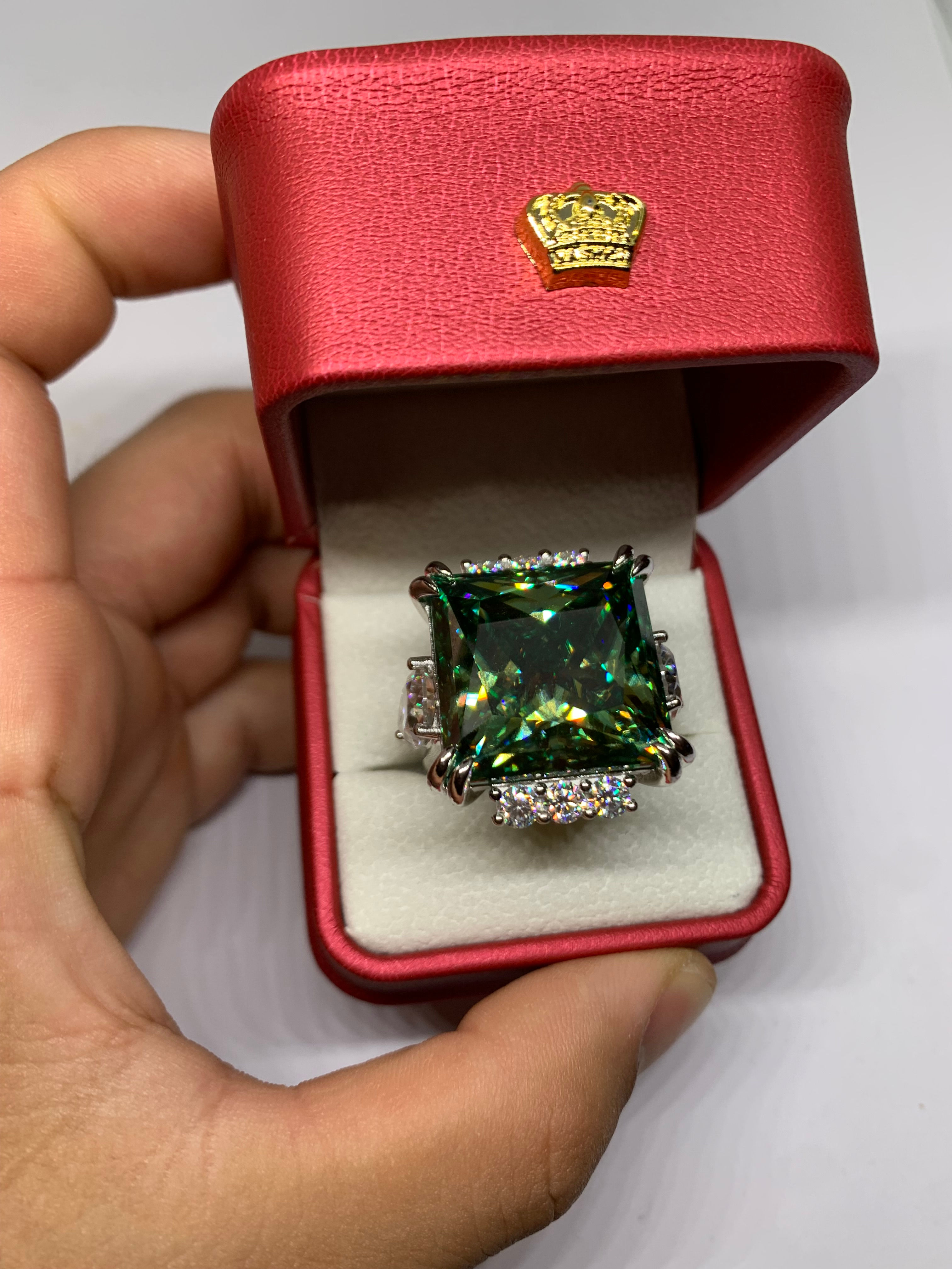 The Green Sovereign™ – 60ct Master-Cut Green Moissanite High Jewellery Ring