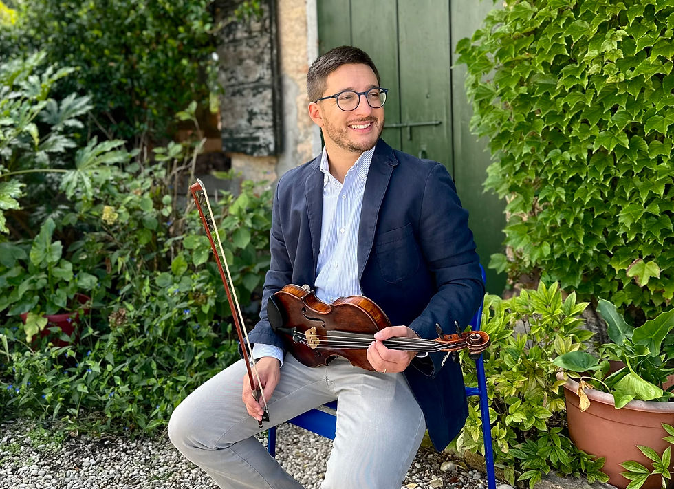 Musicista Marco Bisi professionista seduto su una sedia con il violino in mano, rappresentazione della sua attività artistica e della versatilità musicale.