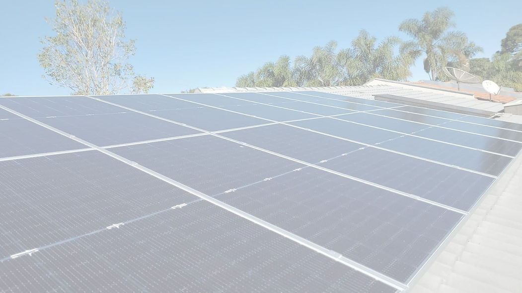 Painel solar fotovoltaico com céu azul de fundo e algumas arvores