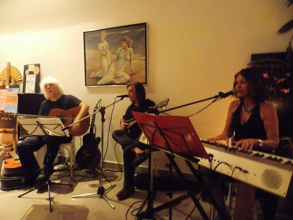 Vivi Falabella Trio en Mudra Bar 2015.jpg