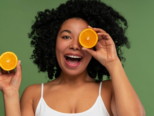Vitamina C no skincare: o que ela realmente faz pela sua pele