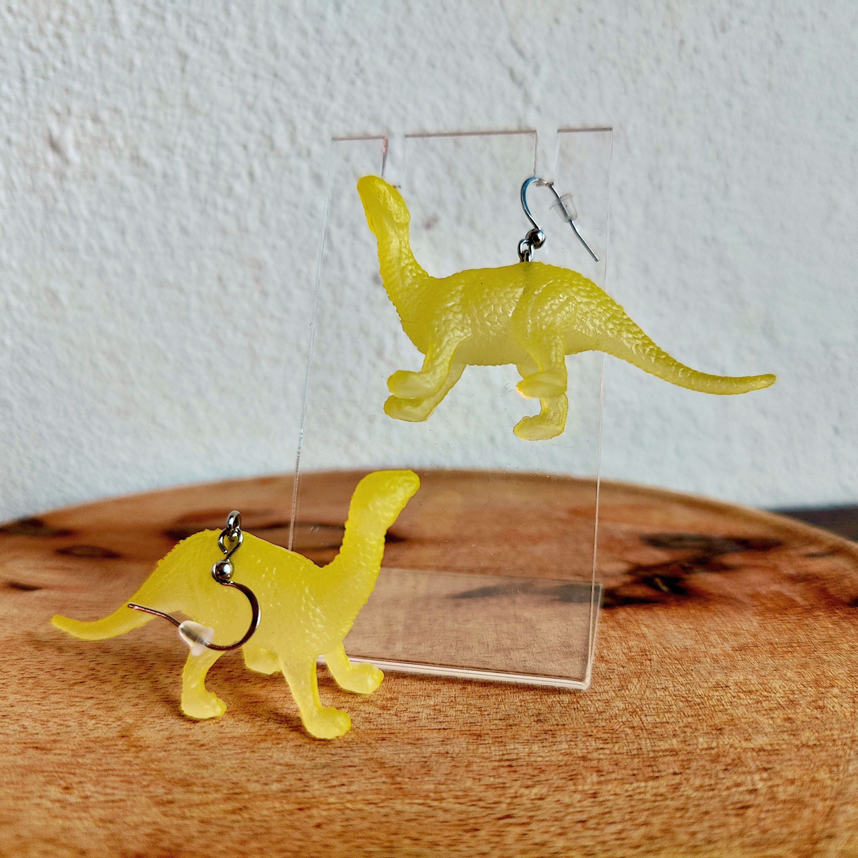 Glow in the dark dinosaurus "Brontosaurus" oorbellen geel