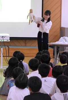 講師が講演会をしている様子