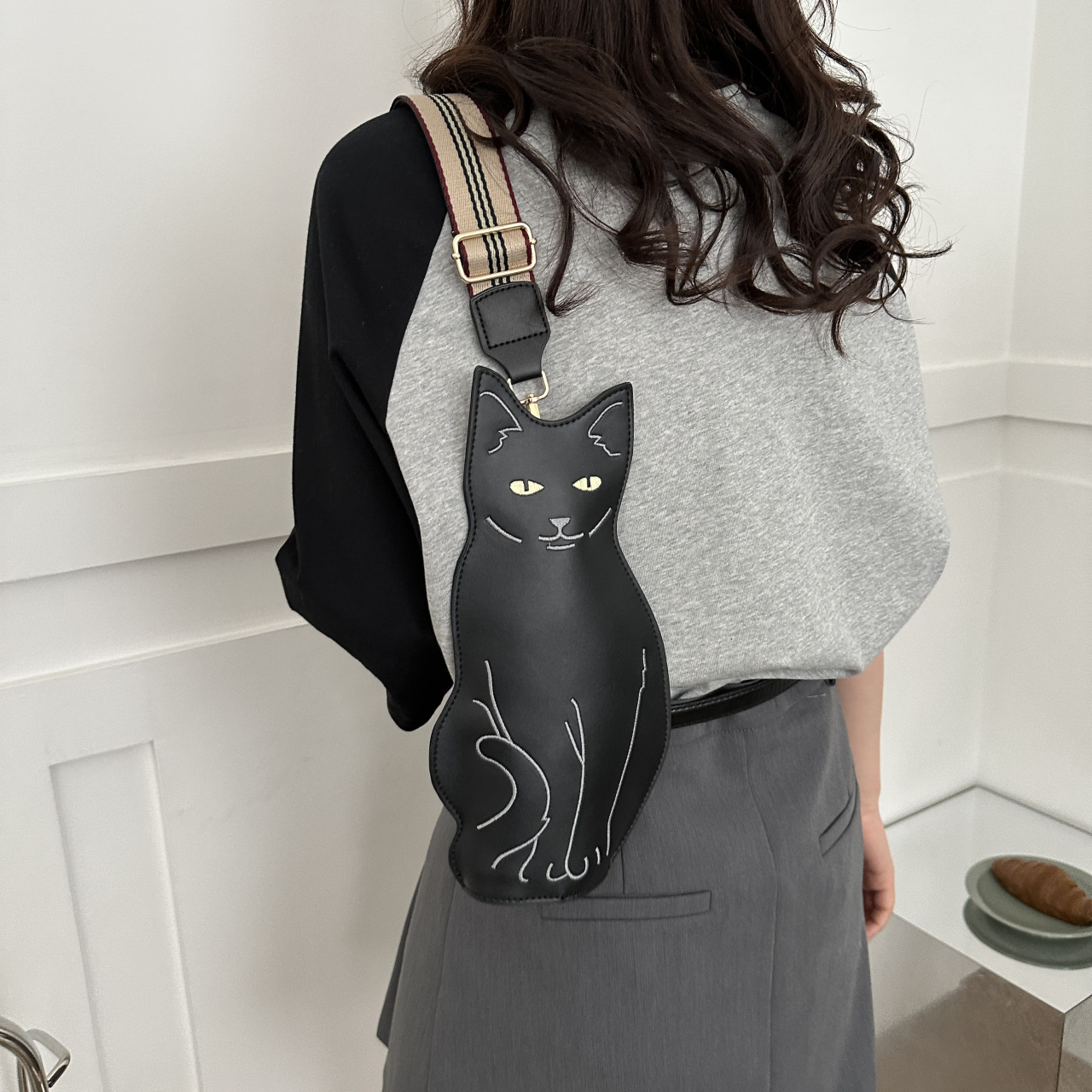 Single shoulder diagonal cross bag for women