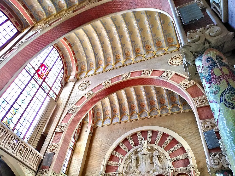 A distinctive feature of the Modernism style is the important role of decor, whether it be mosaics, wrought iron, stained glass or marble.