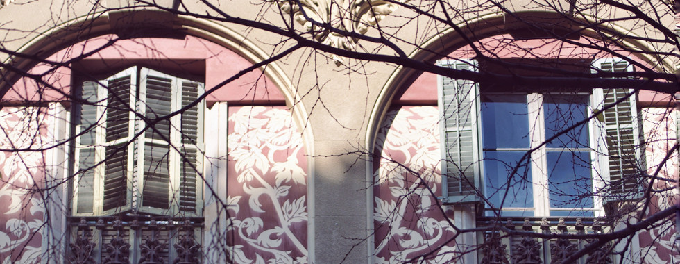 Façade décorée des Cases Tomàs Roger Carrer d'Ausiàs Marc, 37-39