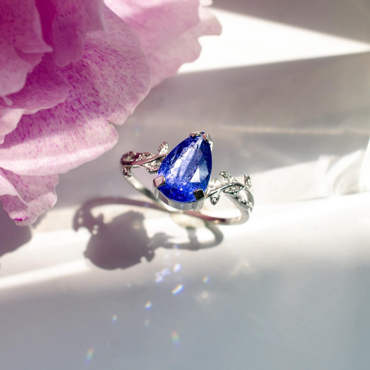 Természet ihlette, különlegesen szép tanzanittal készített fehérarany ékszerünk.