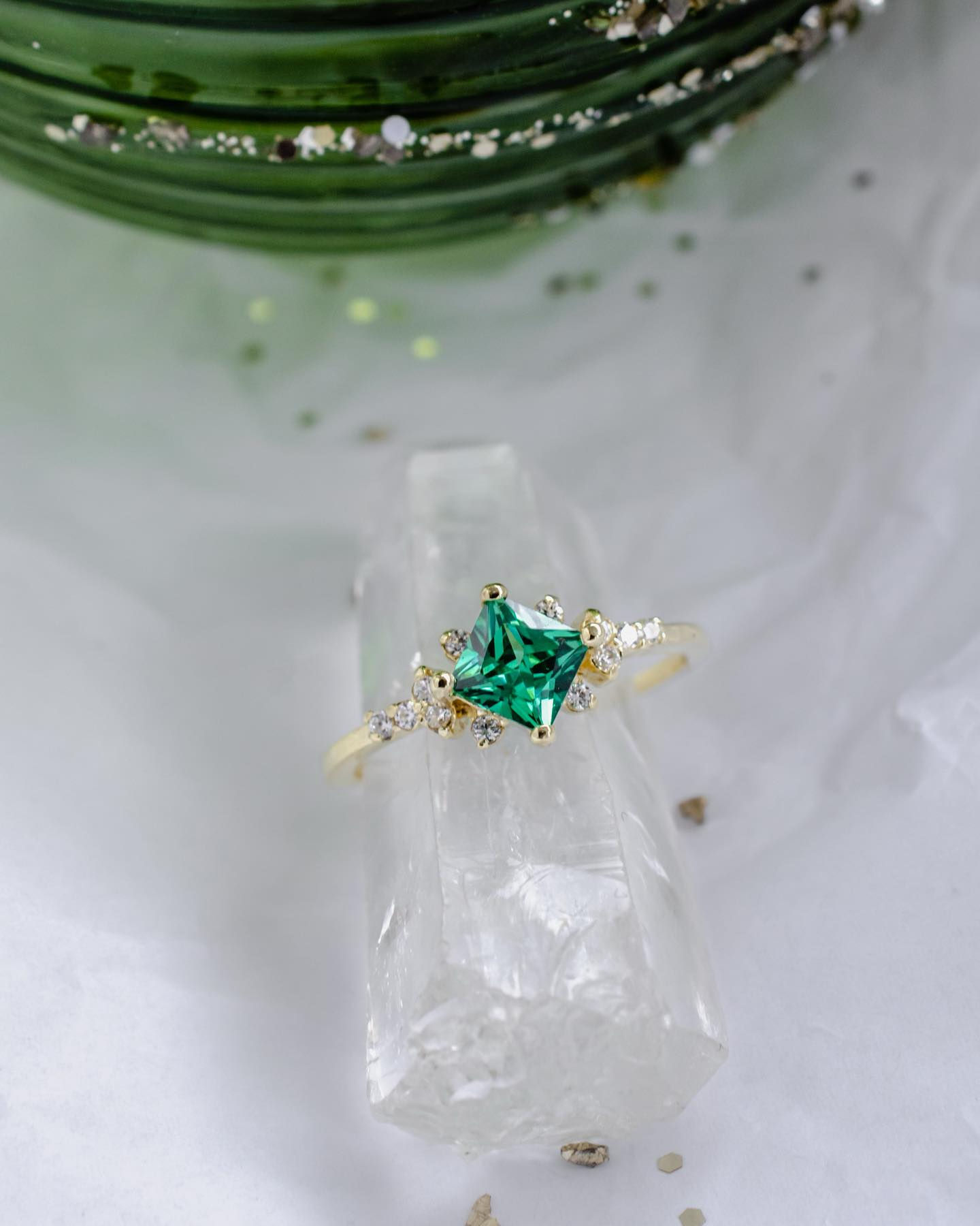 Smaragd zöld szépségünk, gyémántokkal