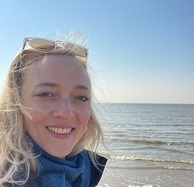 Stefanie Schaad, Coach für Energiearbeit und ganzheitliche Begleitung, am Strand.