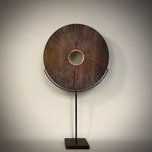 Sculpture en chêne dorée à la détrempe, or 23 carats, sur socle
