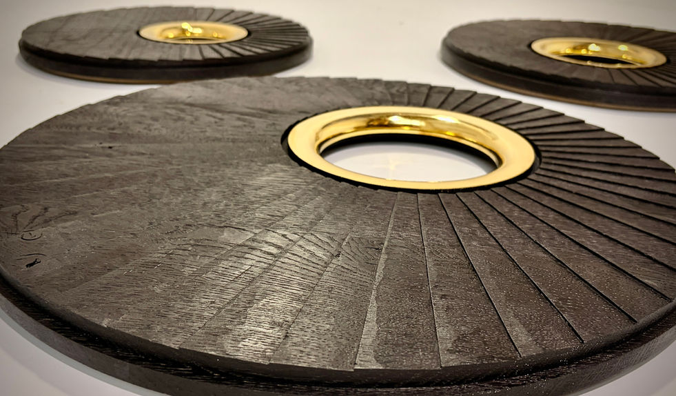 Détail de sculpture en chêne, dorure traditionnelle à la détrempe