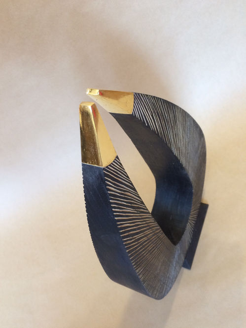 Sculpture en châtaignier dorée à la détrempe, or 22 carats, sur socle