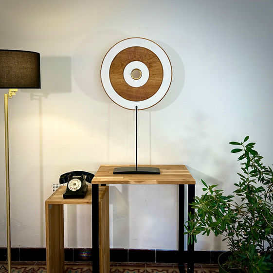 Sculpture en chêne présentée dans un intérieur contemporain