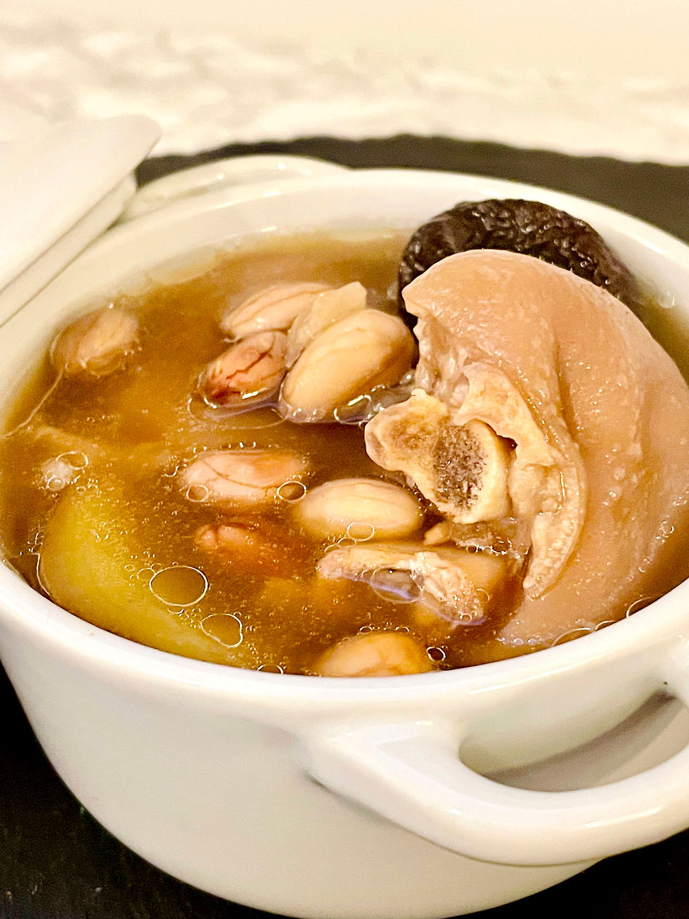 Thumbnail: Pig feet soup with black dates and peanuts 黑棗花生豬腳湯