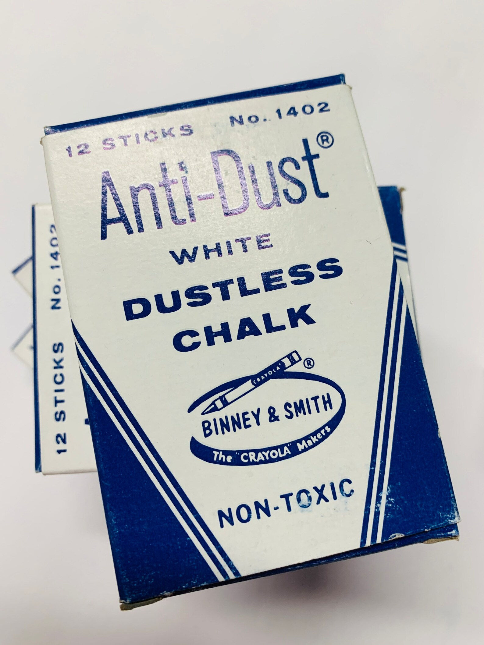 Box of Anti-Dust white dustless chalk, BINNEY & SMITH, non-toxic, 12 sticks.